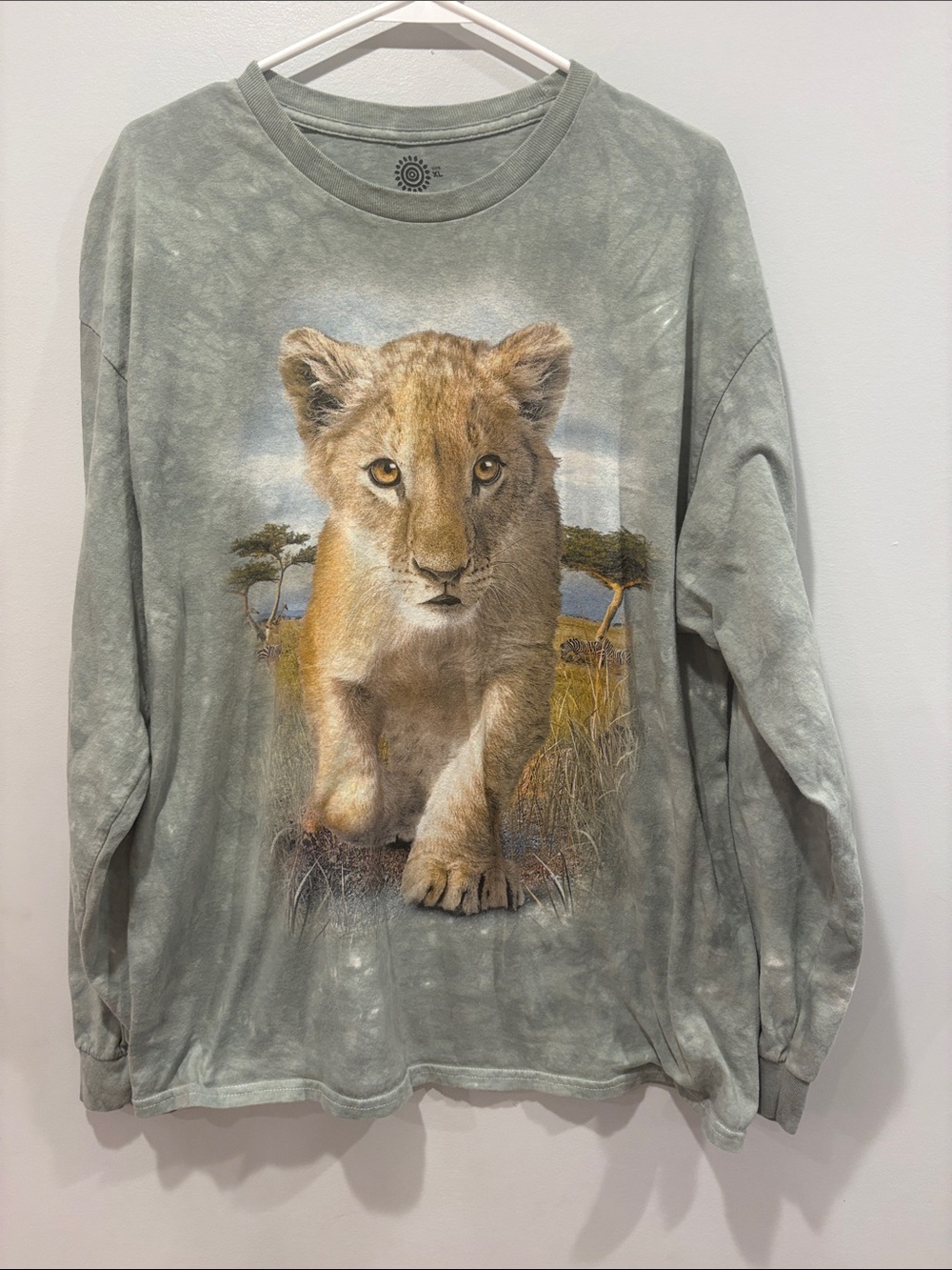 The Mountain Sage Green Long-Sleeve Lion Cub Graphic Tee ptp 24 length 30